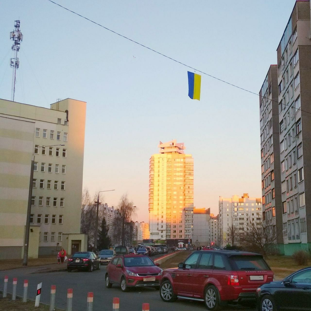 В Минске активисты вывесили украинский флаг.