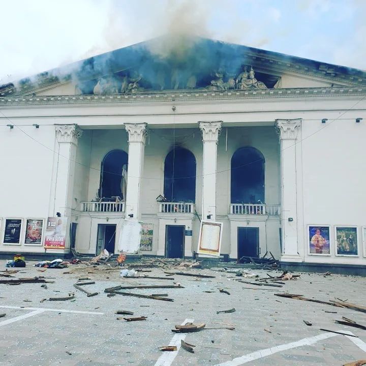 Разбомбленное оккупантами здание Драматического театра в Мариуполе