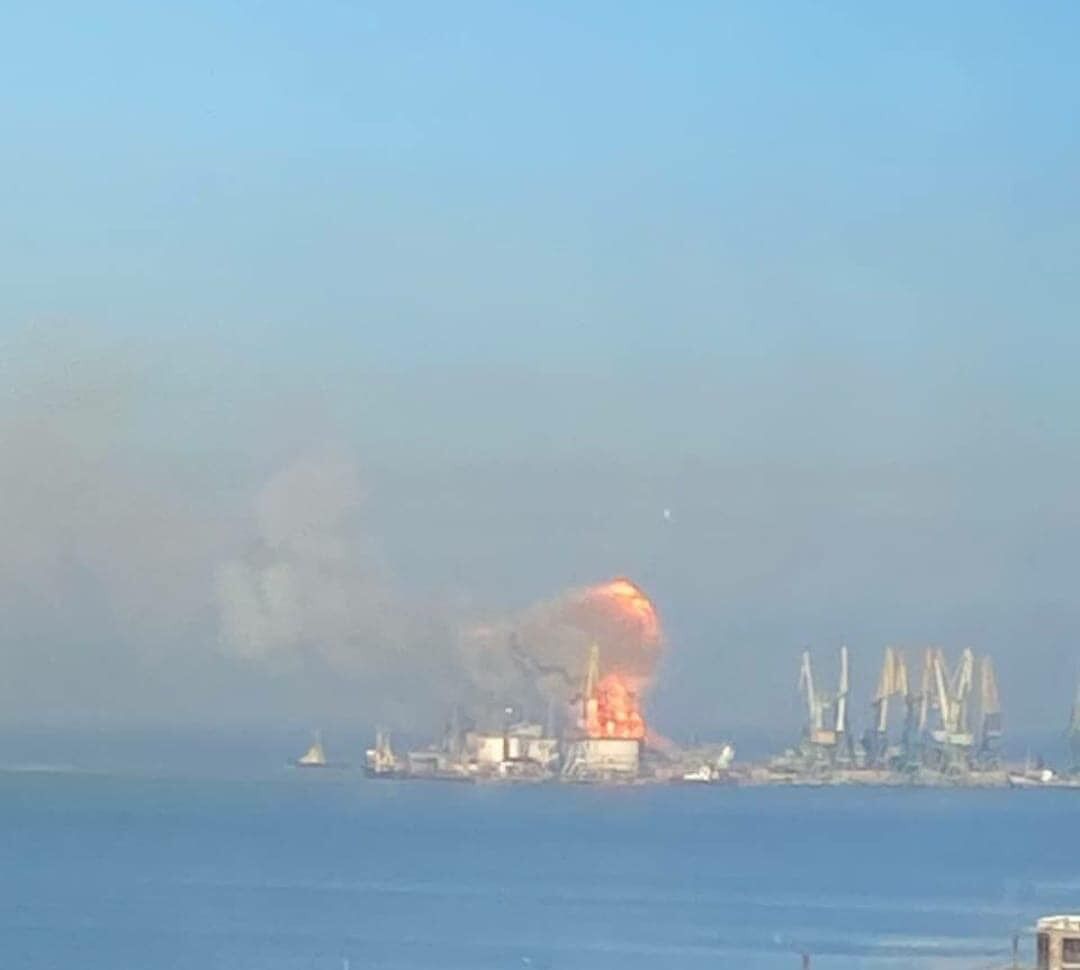ЗСУ знищили десантний корабель окупантів у Бердянську