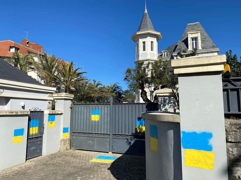 На заборе виллы дочери Путина в Биаррице нарисовали флаги Украины