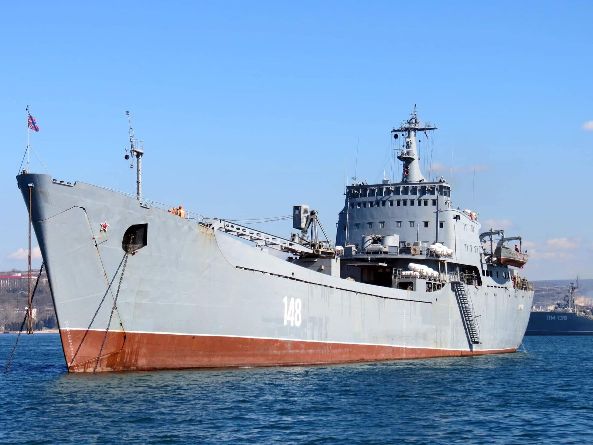 Возле Бердянска украинские военные уничтожили большой десантный корабль РФ. Фото и видео