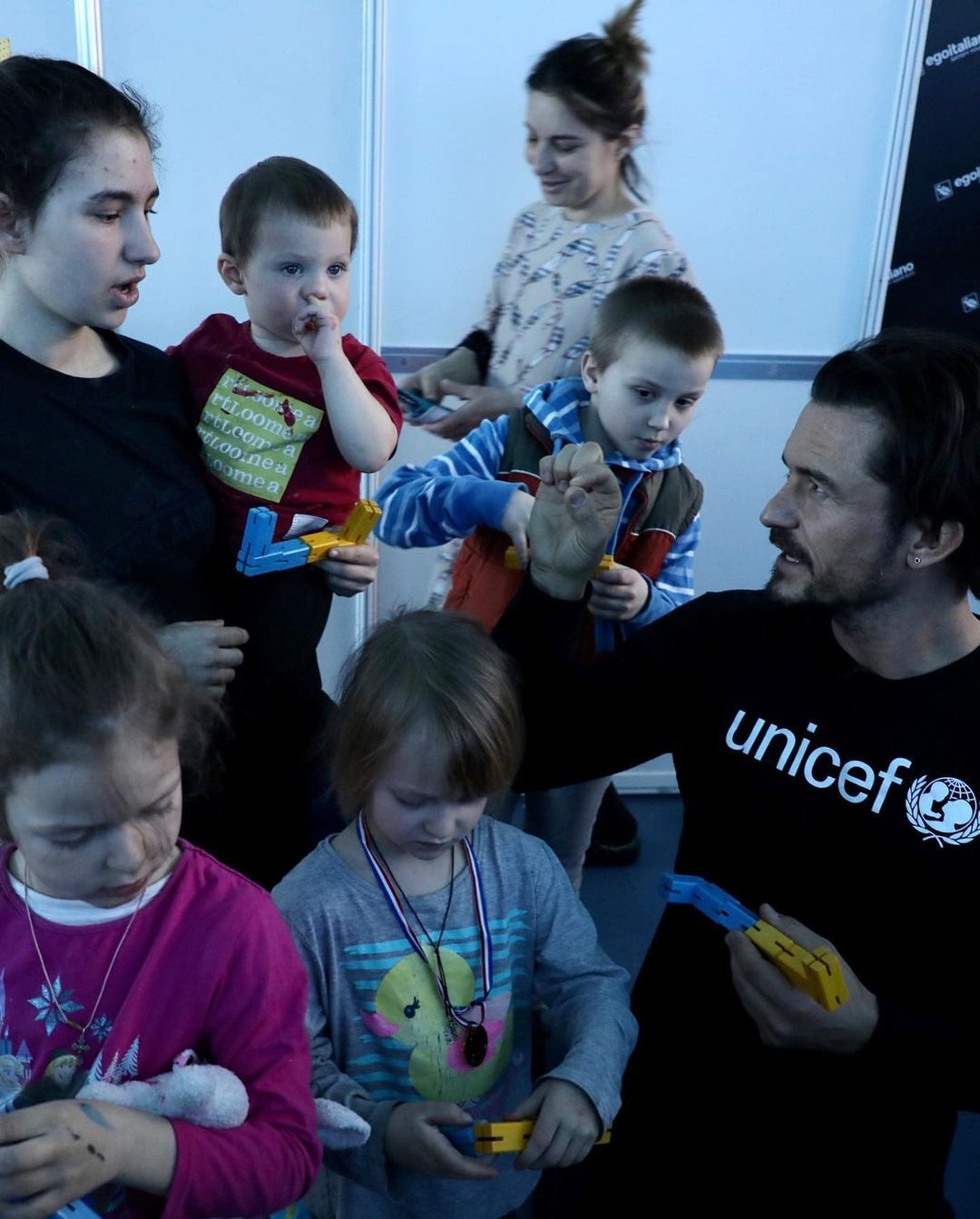 Орландо Блум прилетел в Молдову, чтобы встретиться с беженцами из Украины