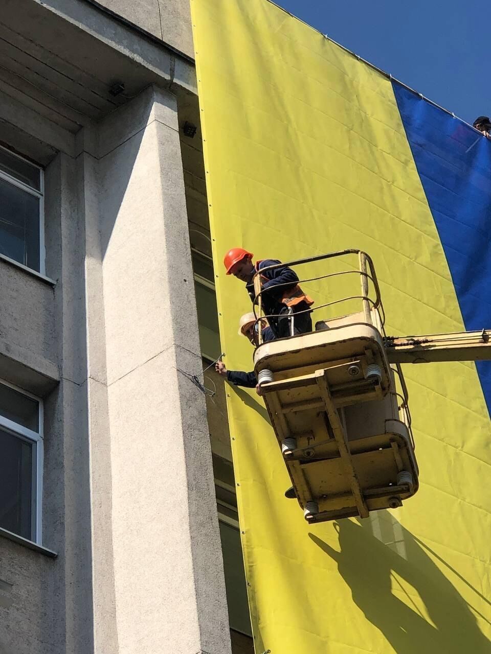 У Херсоні на мерії вивісили український прапор, незважаючи на присутність у місті окупантів. Фото
