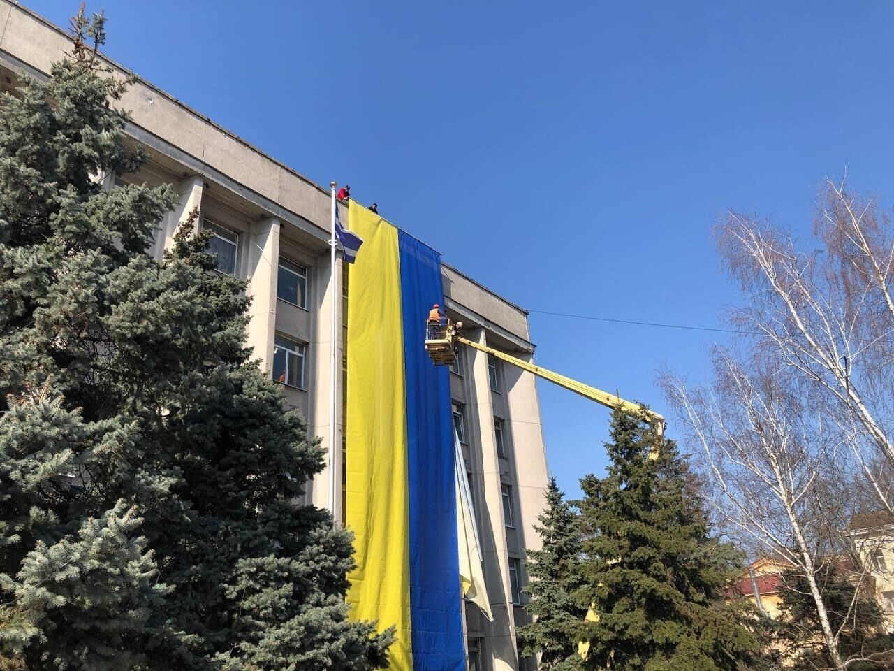 На мэрии Херсона был вывешен флаг Украины.