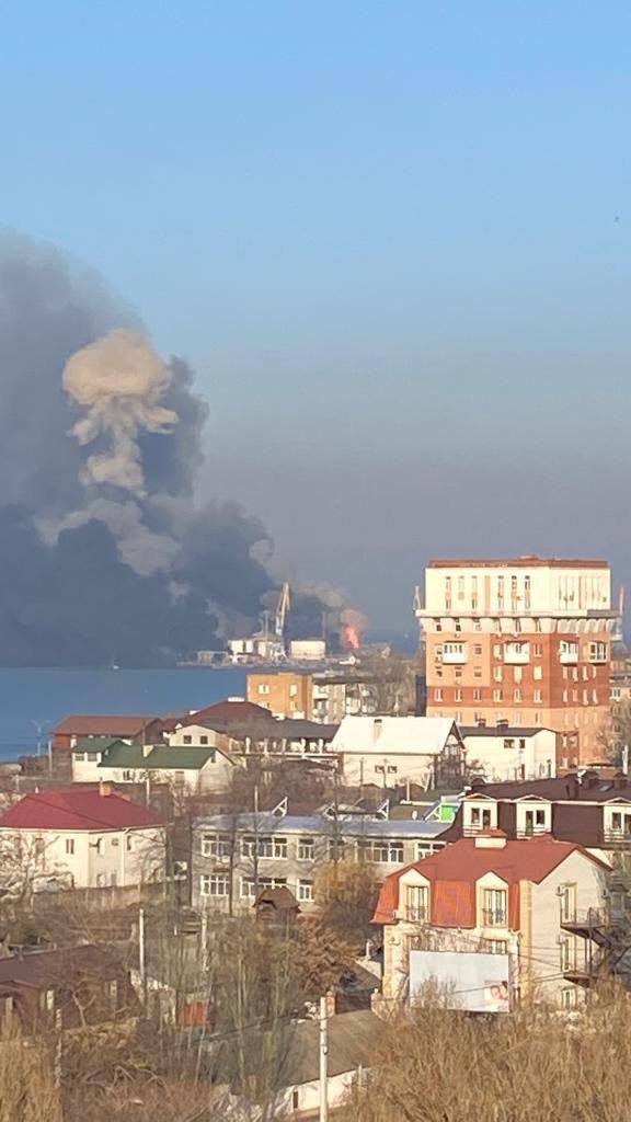 Вражеское судно горит в порту Бердянска