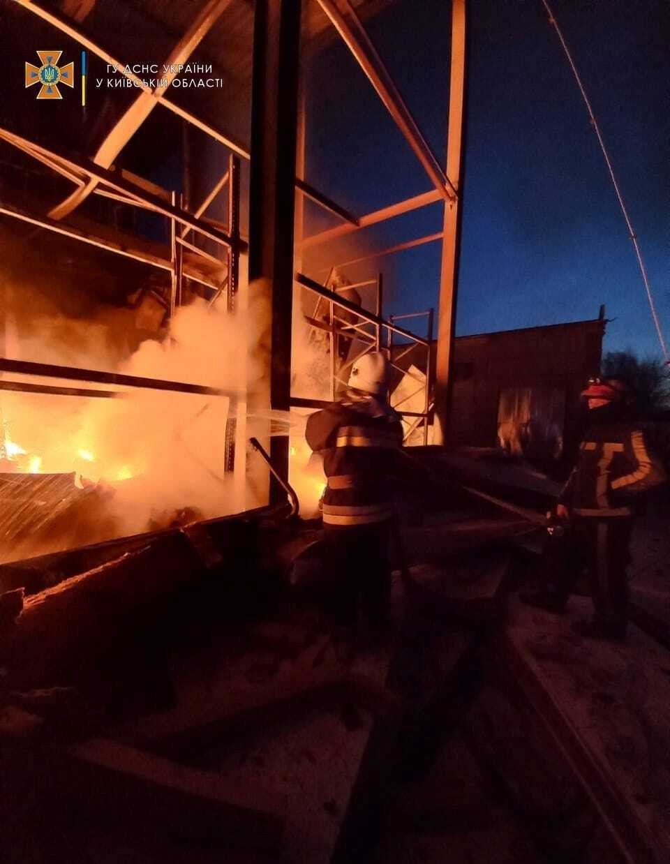На Київщині через обстріл окупантів сталася масштабна пожежа. Фото і відео