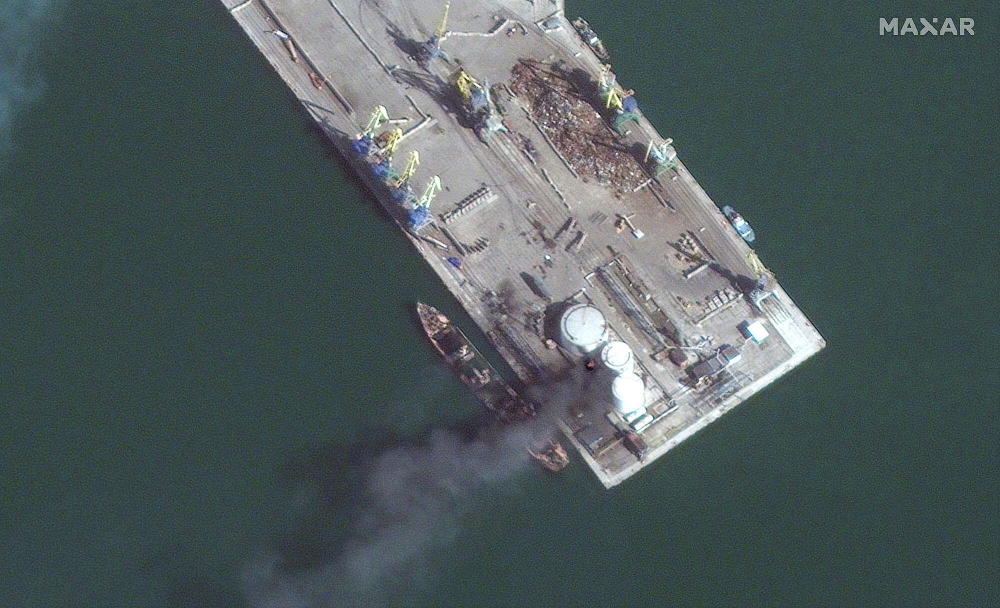 На них виден затопленный украинскими воинами российский большой десантный корабль