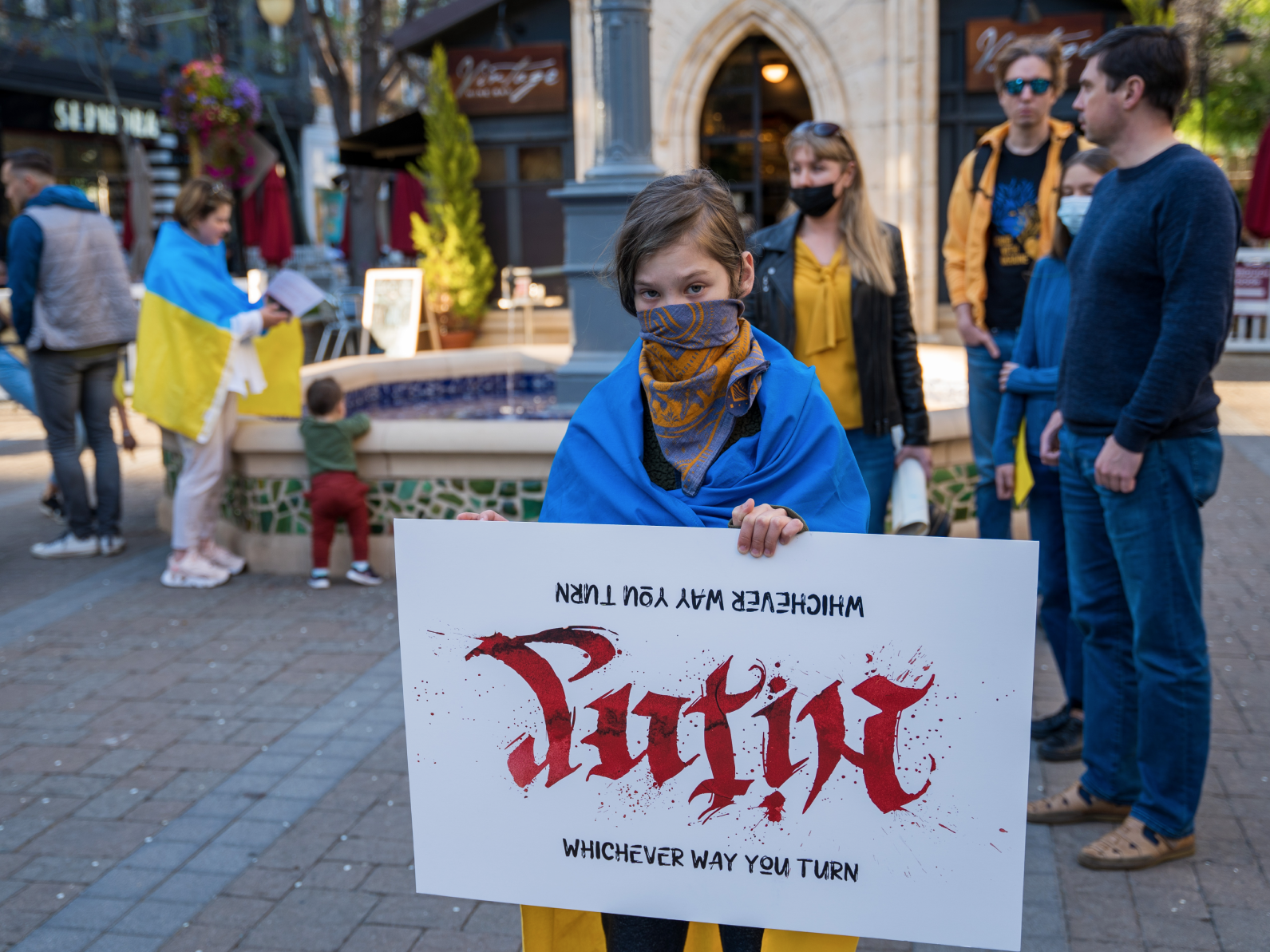 128 пар дитячого взуття. У Кремнієвій Долині організували перформанс на підтримку України