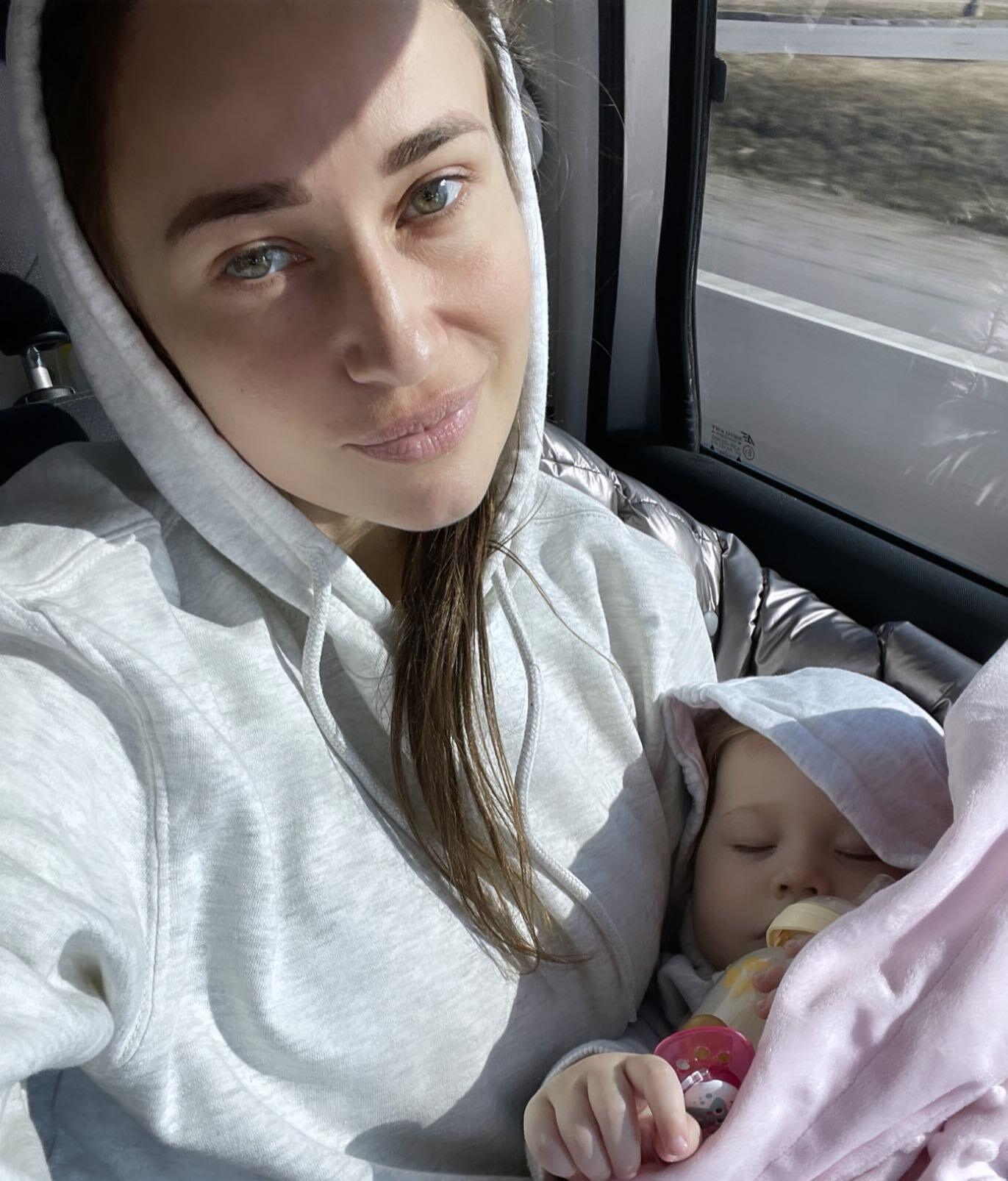 Жена Джеджулы с годовалым ребенком после трех недель "скитаний по Европе" возвращается в Украину