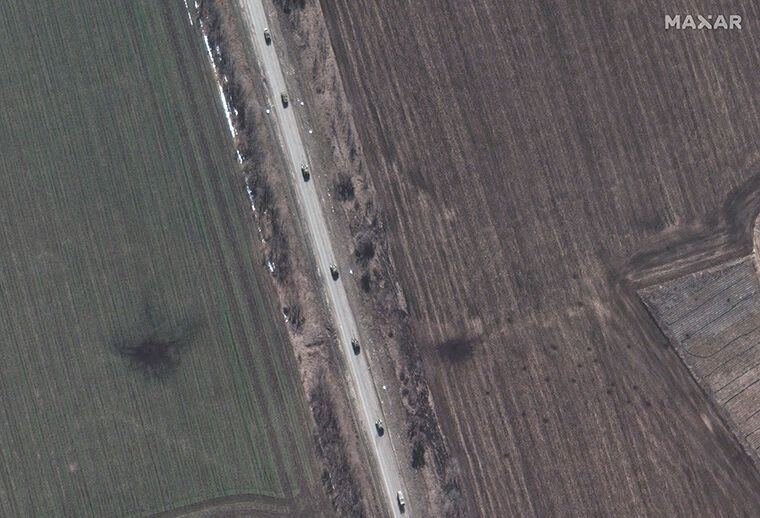 В 5 км к северо-западу от Изюма видна колонна российских самоходных артиллерийских установок