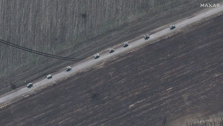 Колонна танков движется по шоссе в сторону подконтрольных Украине участков Изюма