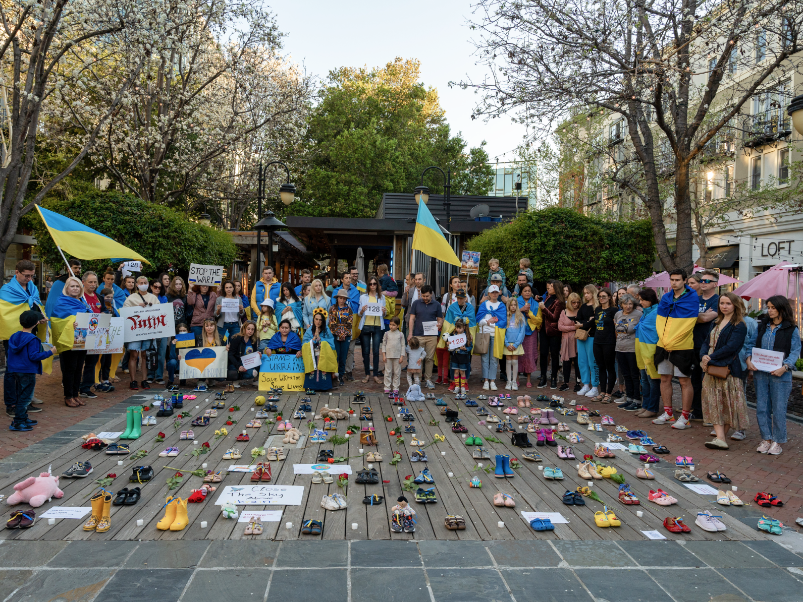 128 пар дитячого взуття. У Кремнієвій Долині організували перформанс на підтримку України