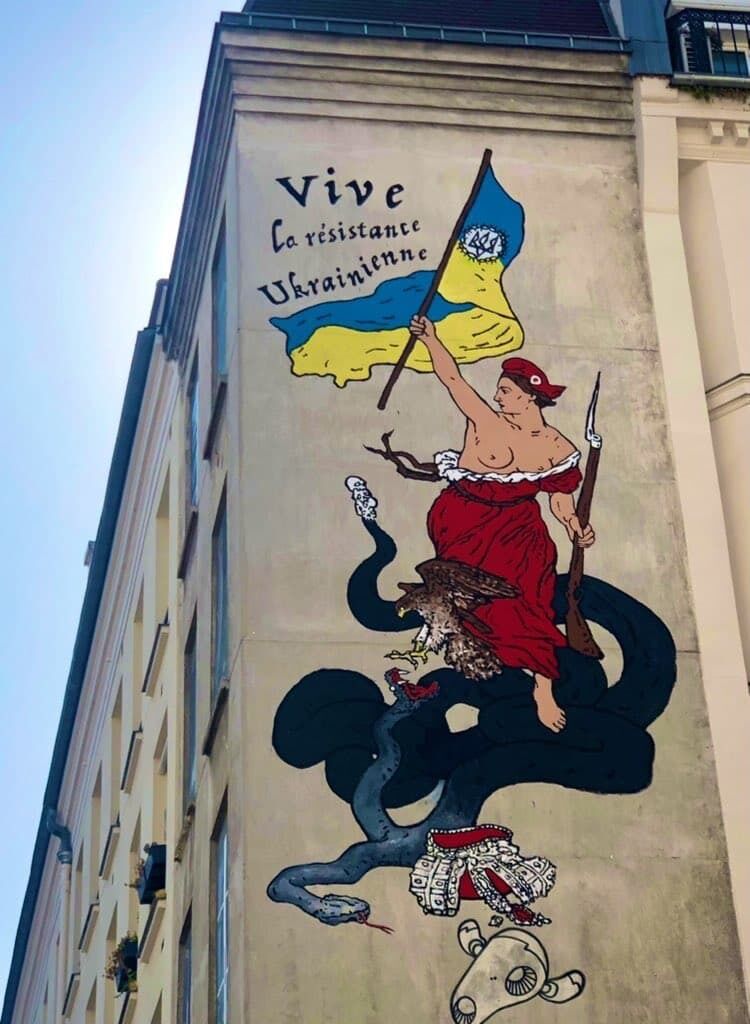 На картинке написано: "Vive la résistance ukrainienne!"