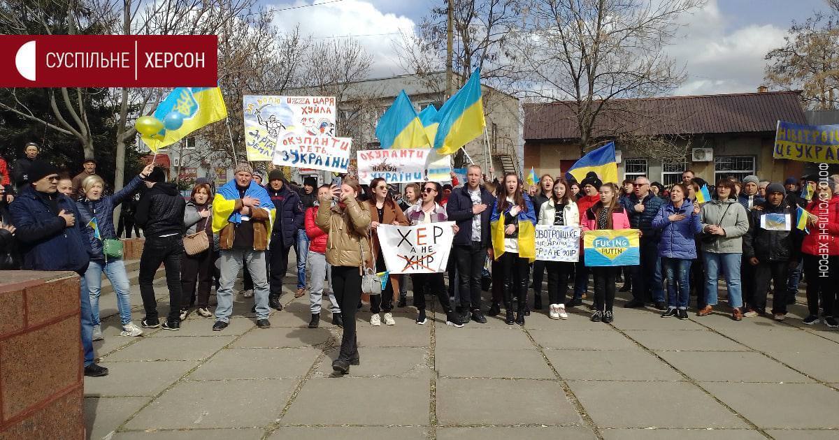 "Оккупанты, пошли вон из Украины": на Херсонщине устроили митинг против российских военных. Фото и видео