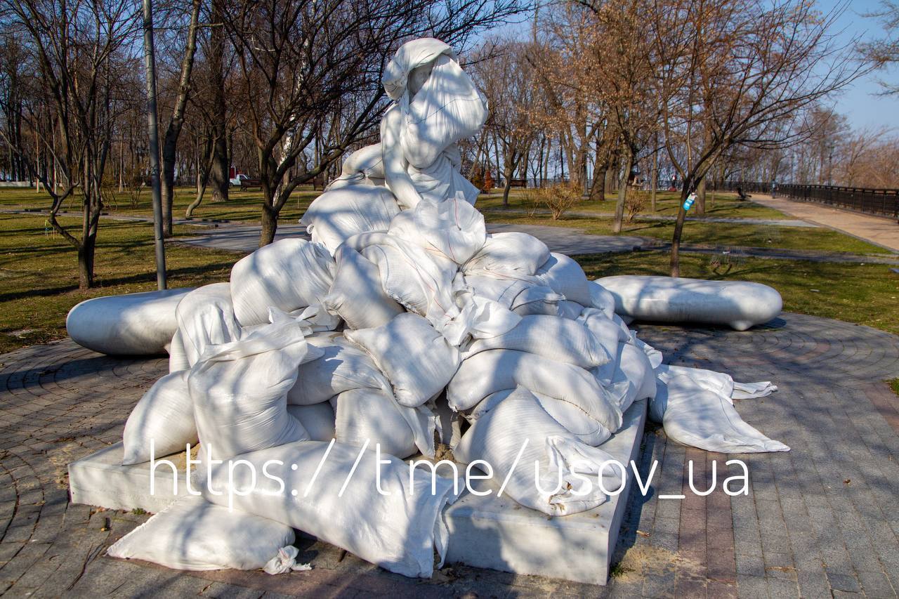 У КМДА показали, як захищають пам'ятники Києва від можливих обстрілів. Фото