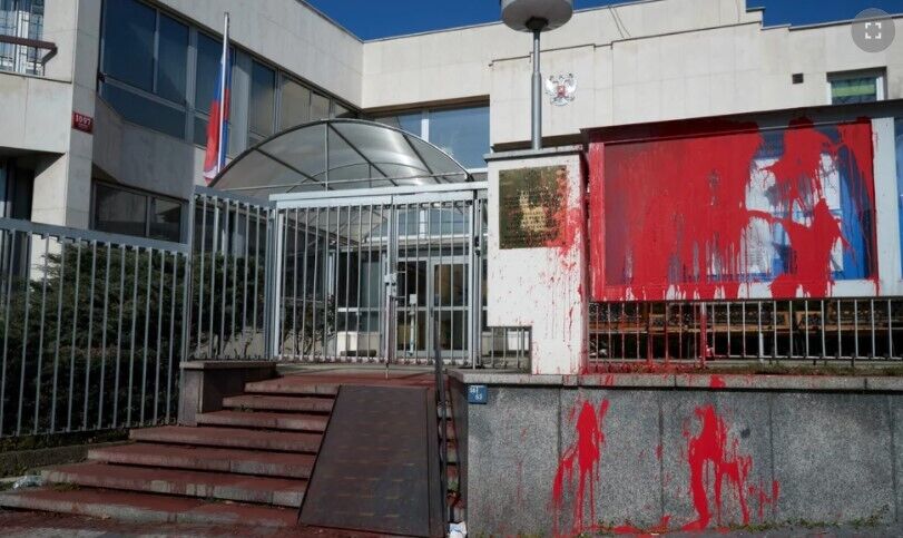 Посольство РФ в Праге облили "кровью"