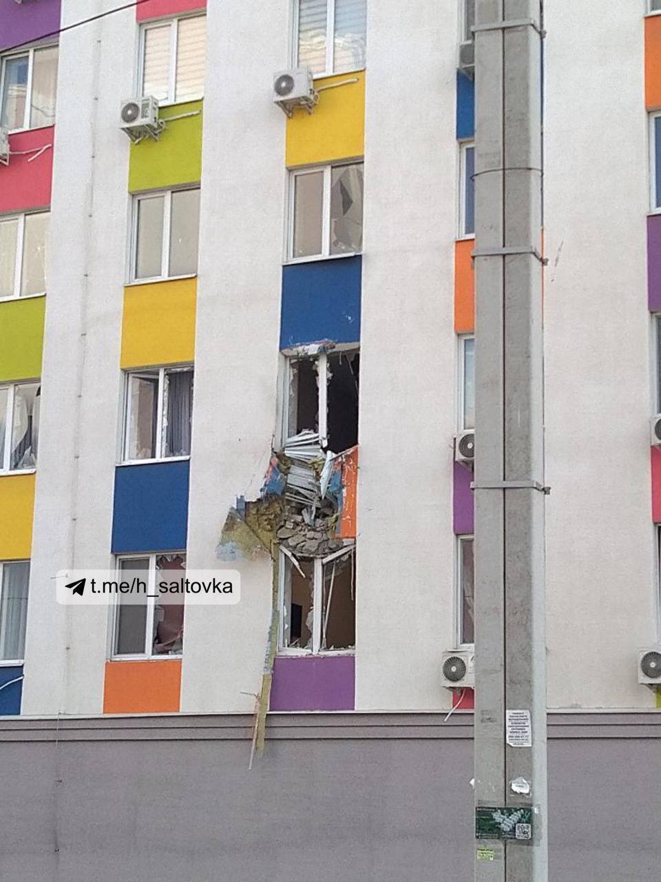 Последствия обстрела многоэтажки в Харькове.