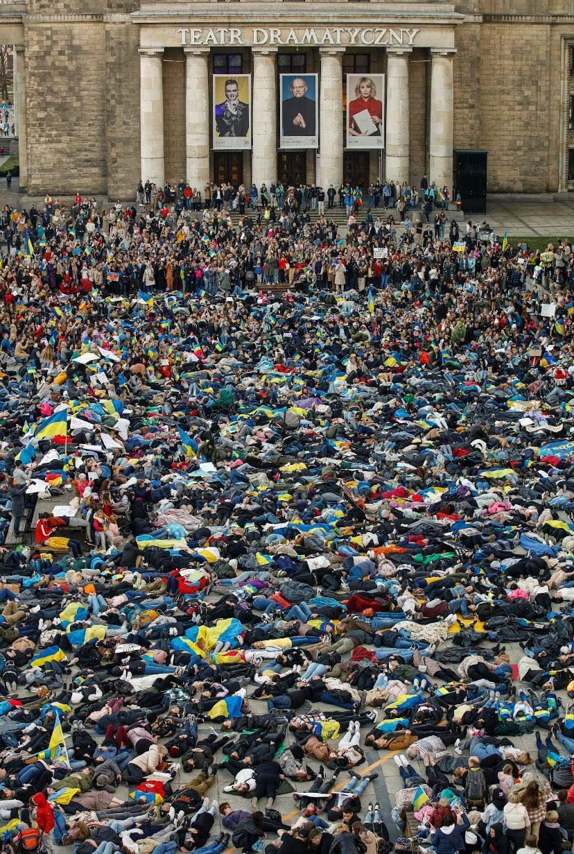 Тисячі людей лягли на землю на згадку про жертв війни.