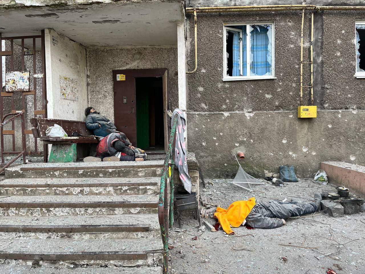 Тела убитых Россией мирных жителей больше некому убирать с улиц Мариуполя