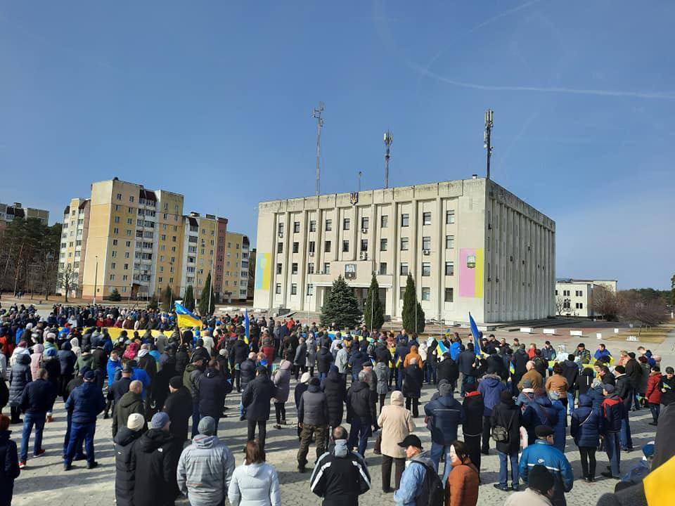 Люди вышли на митинг против оккупантов.