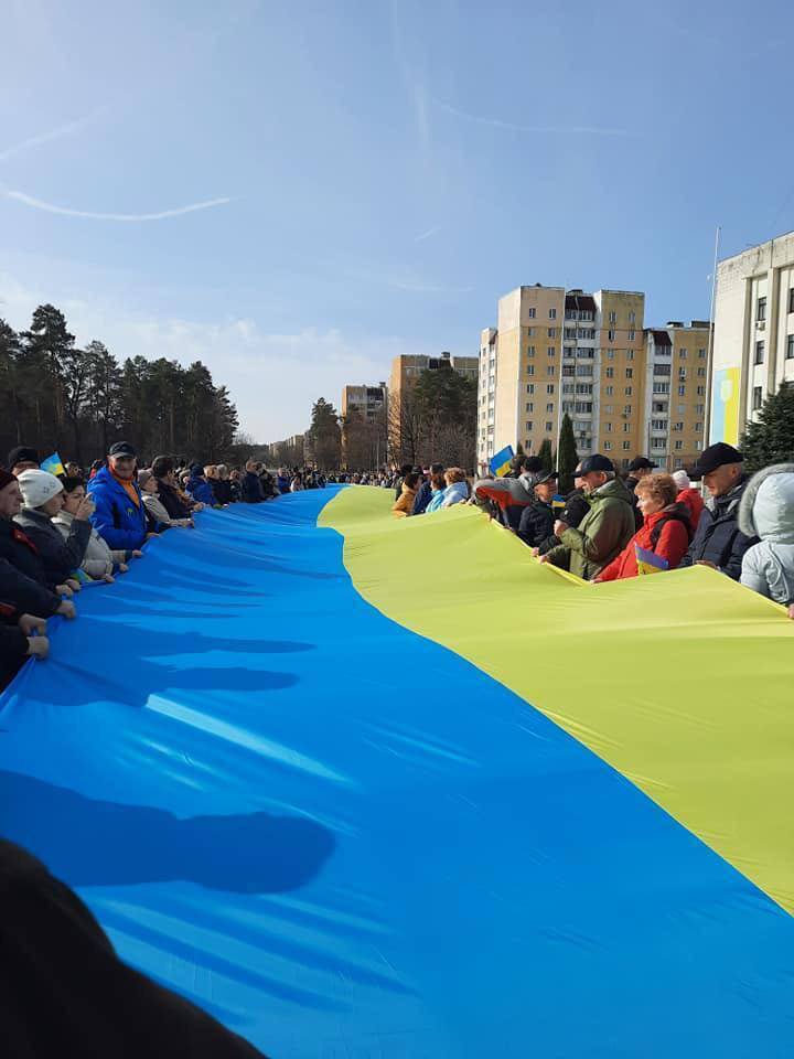 Украинские флаги на митинге в Славутиче.