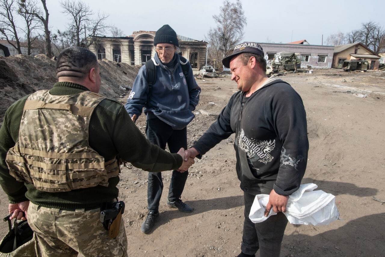 Мирные жители приветствуют украинских защитников