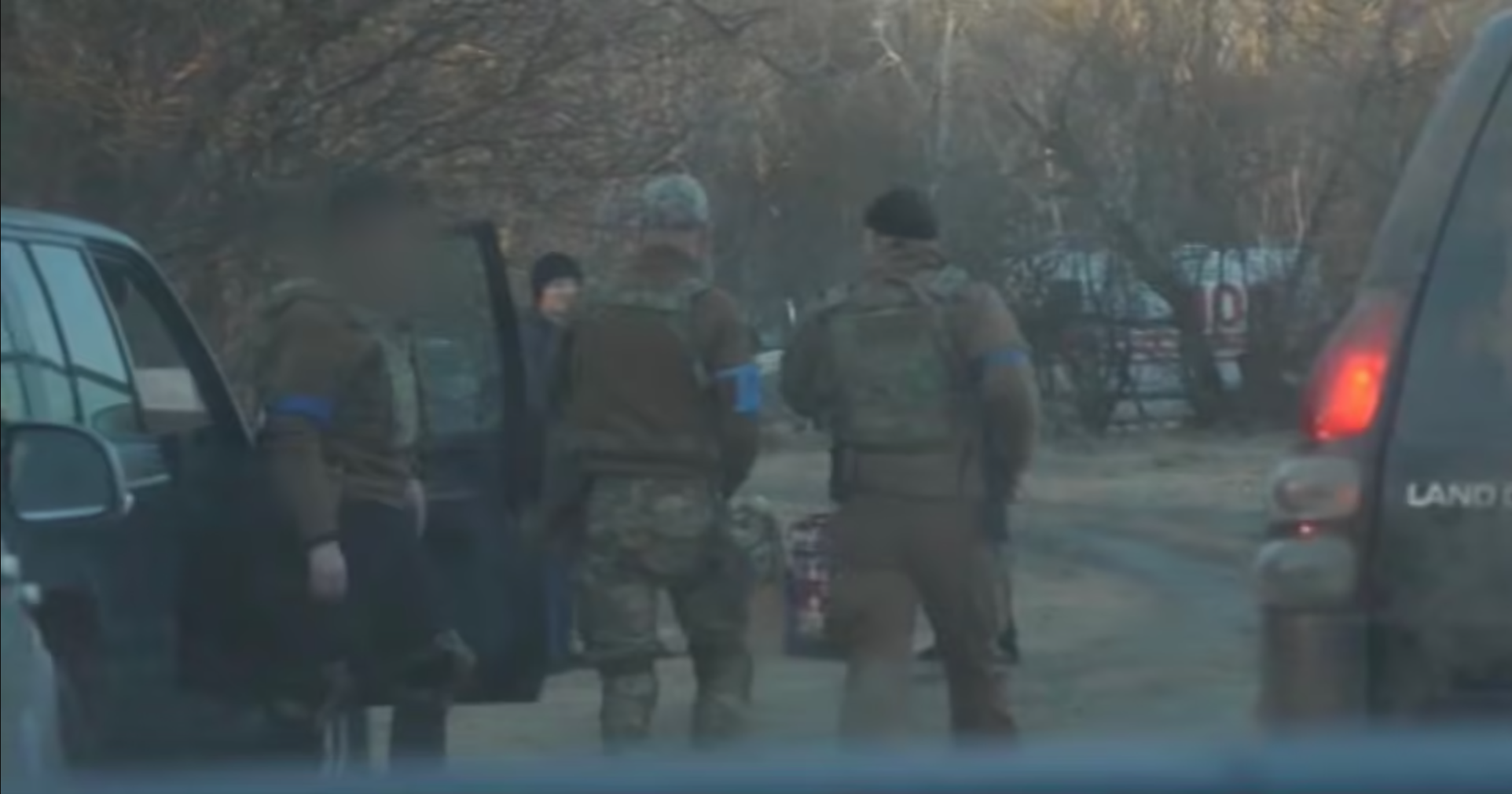 Військові та волонтери допомагають мешканцям залишити Чернігів