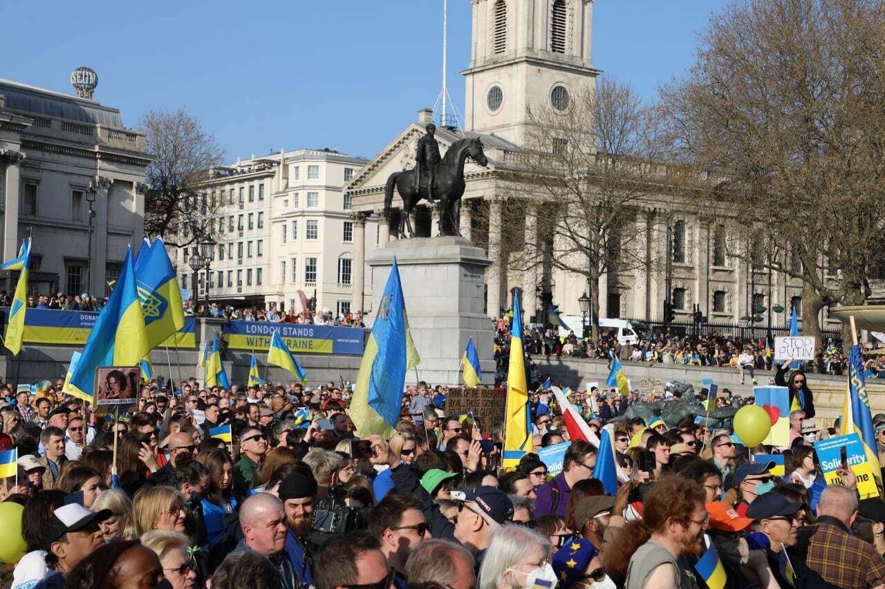 Участники митинга держали желто-голубые флаги Украины