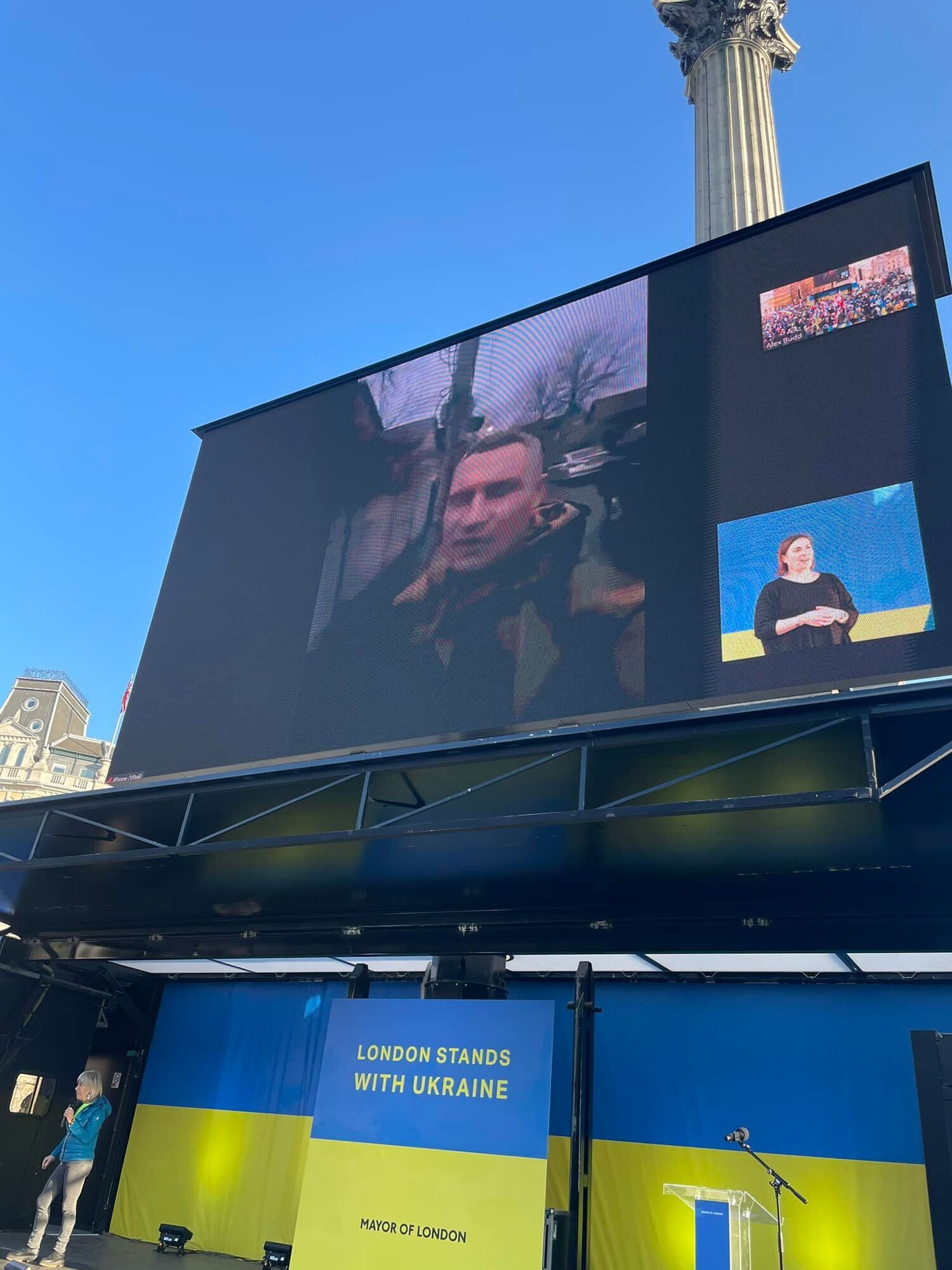 Мэр Киева Виталий Кличко на телеэкране в центре Лондона