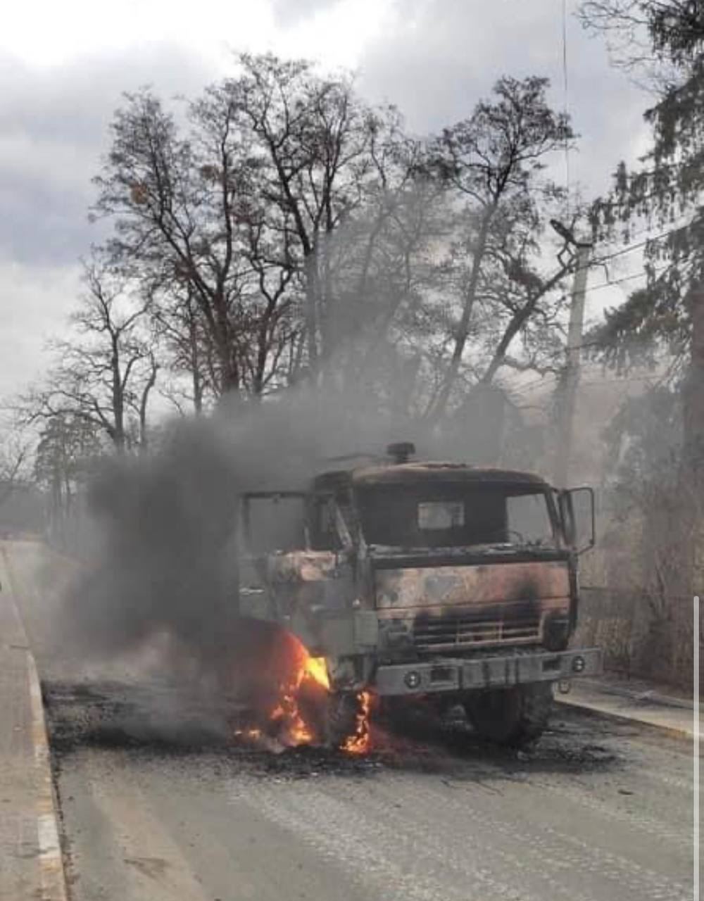 На Київщині місцеві мешканці спалили техніку окупантів.