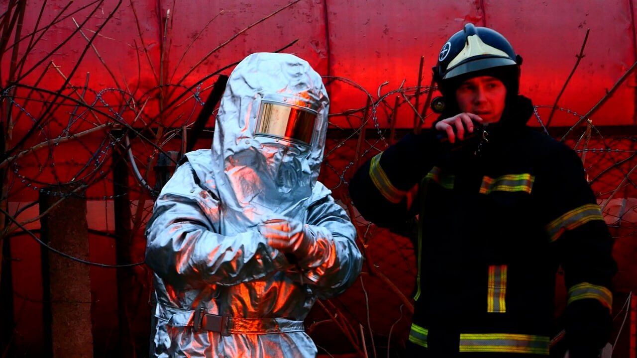 Стояла стіна вогню: у Львові ліквідували пожежу на нафтобазі. Фото і відео