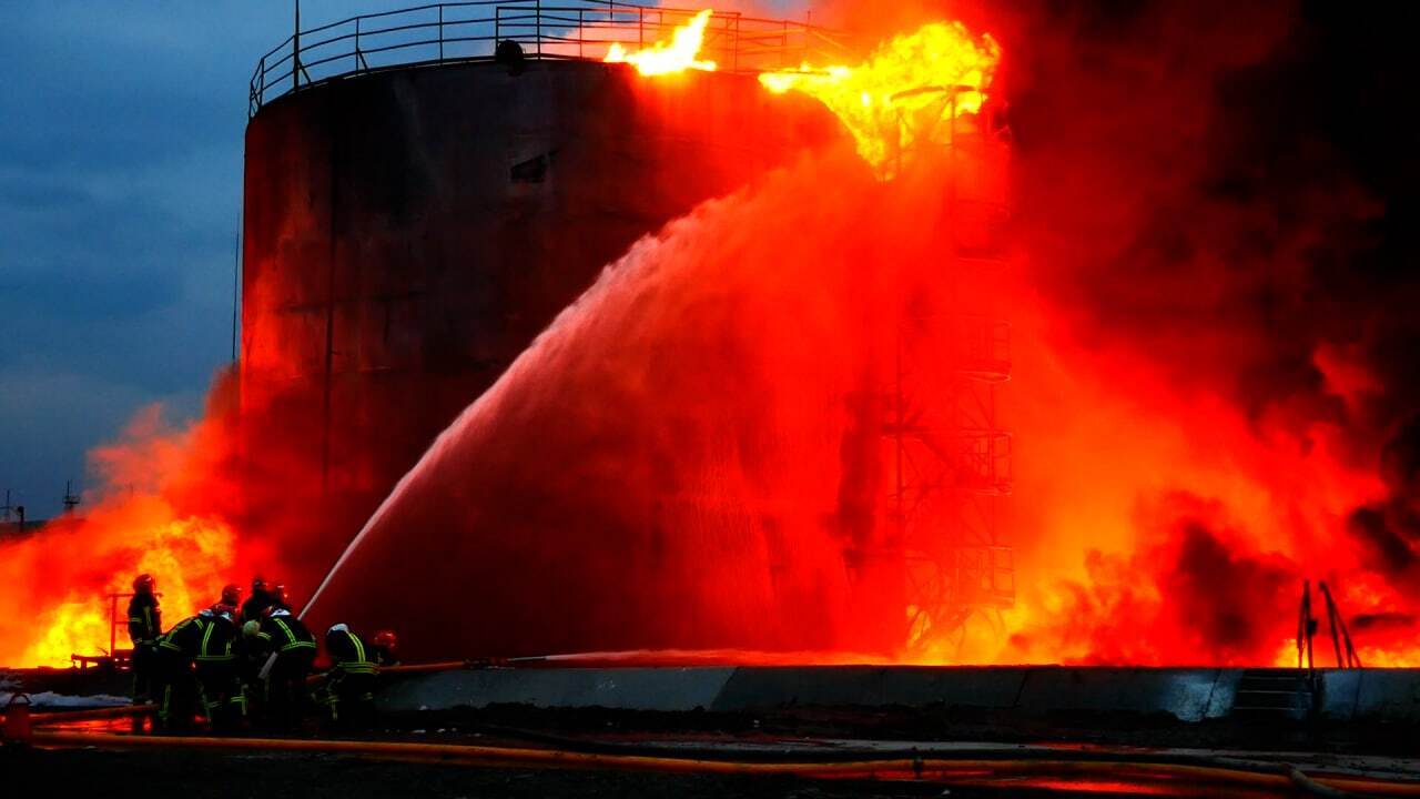 Стояла стена огня: во Львове ликвидировали пожар на нефтебазе. Фото и видео