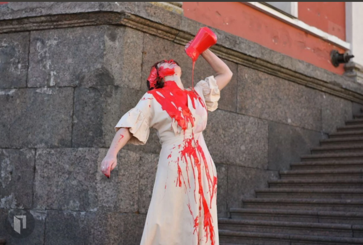 В Санкт-Петербурге девушка в белом облила себя красной краской на ступенях гордумы: ее задержали. Фото и видео