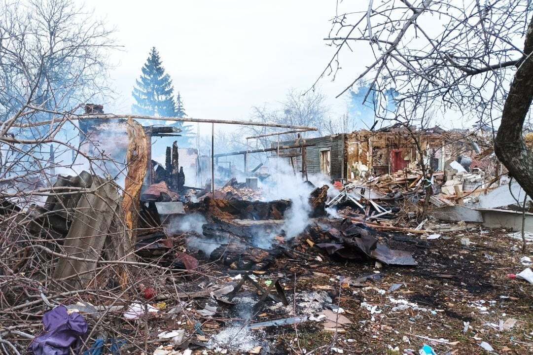 Будівля згоріла вщент, залишилися лише труби, що проходили по периметру.