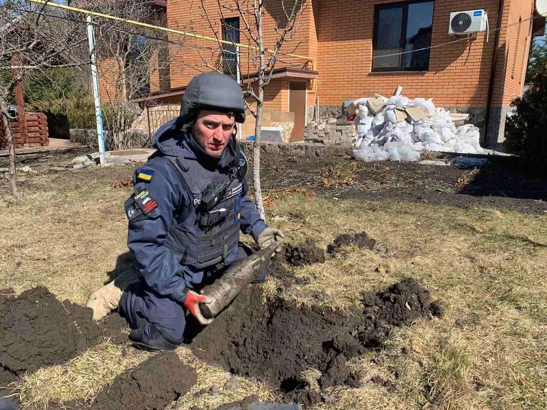 Один із боєприпасів упав посеред двору, але не розірвався.