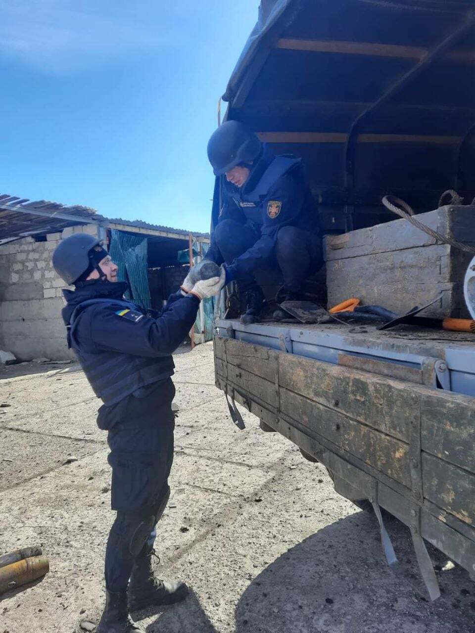 Рятувальники працюють над розмінуванням.