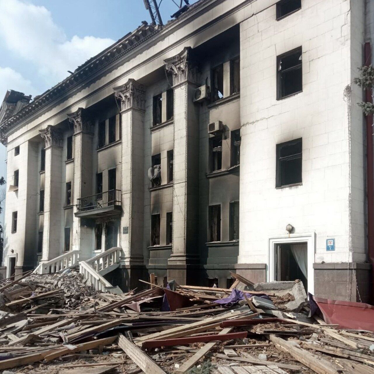 Драмтеатр в Мариуполе после взрыва