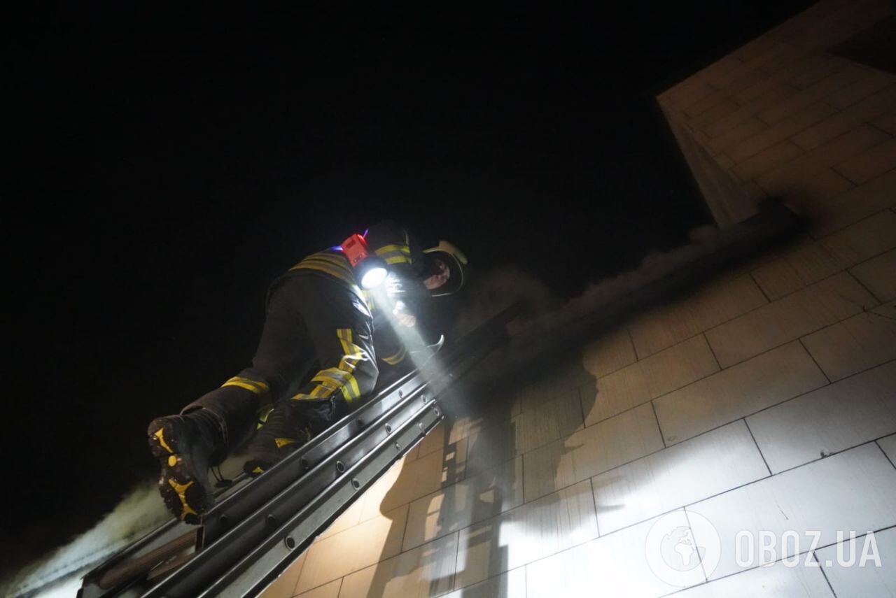 У Києві уламки збитої ракети окупантів впали на будинок, сталась пожежа. Фото