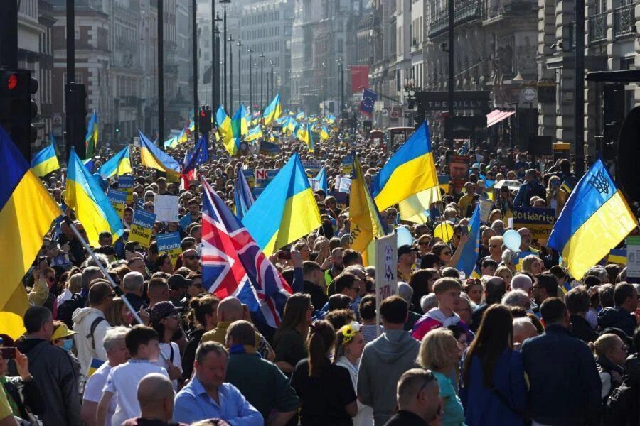 На главных площадях стран флаги Украины