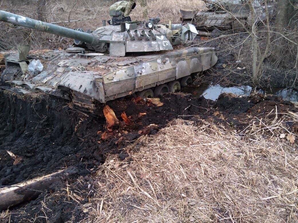 Окупанти в Україні застрягли на танках у багнюці