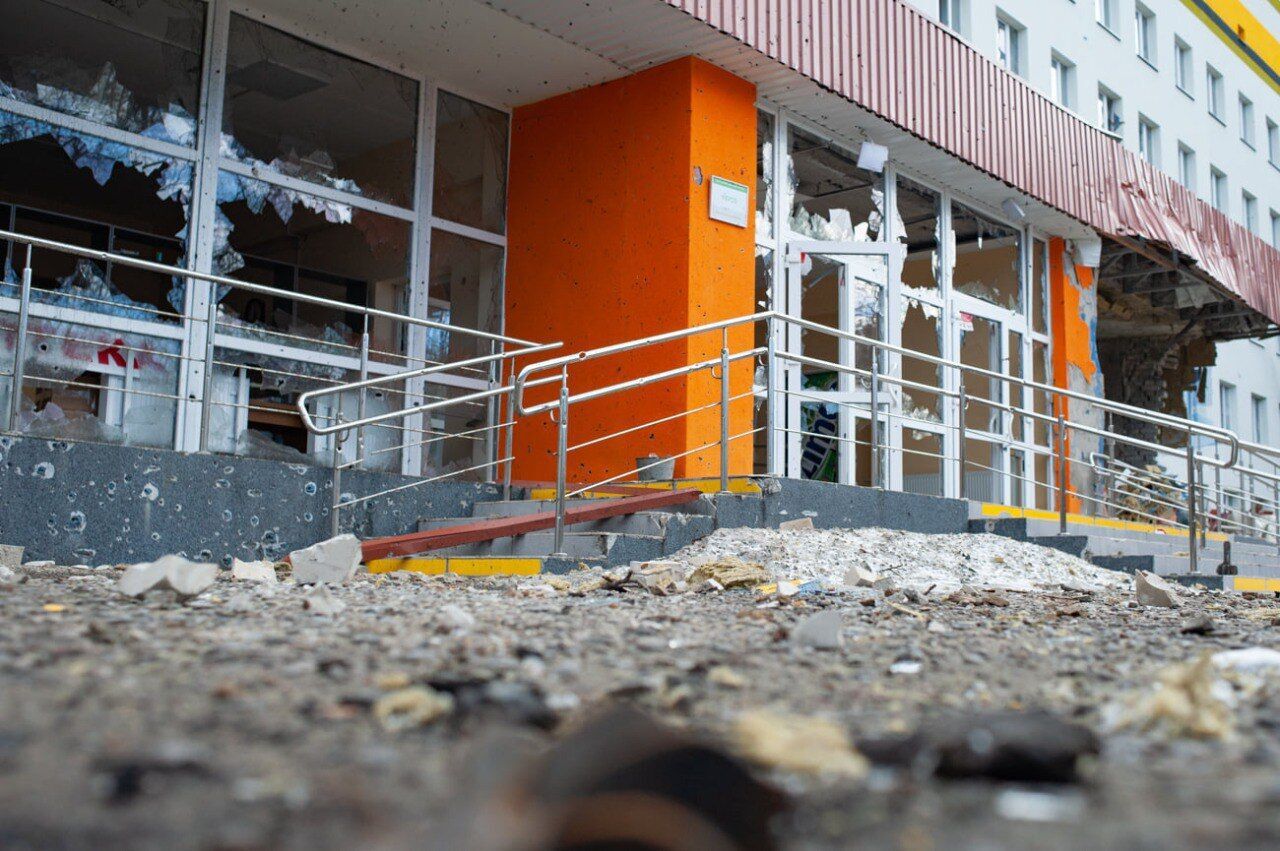 Разрушенные в результате обстрелов оккупантов здания в Тростянце