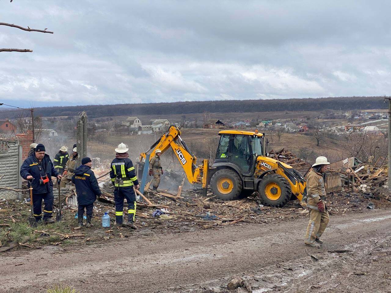 Спецтехніка допомагала розчищати завали