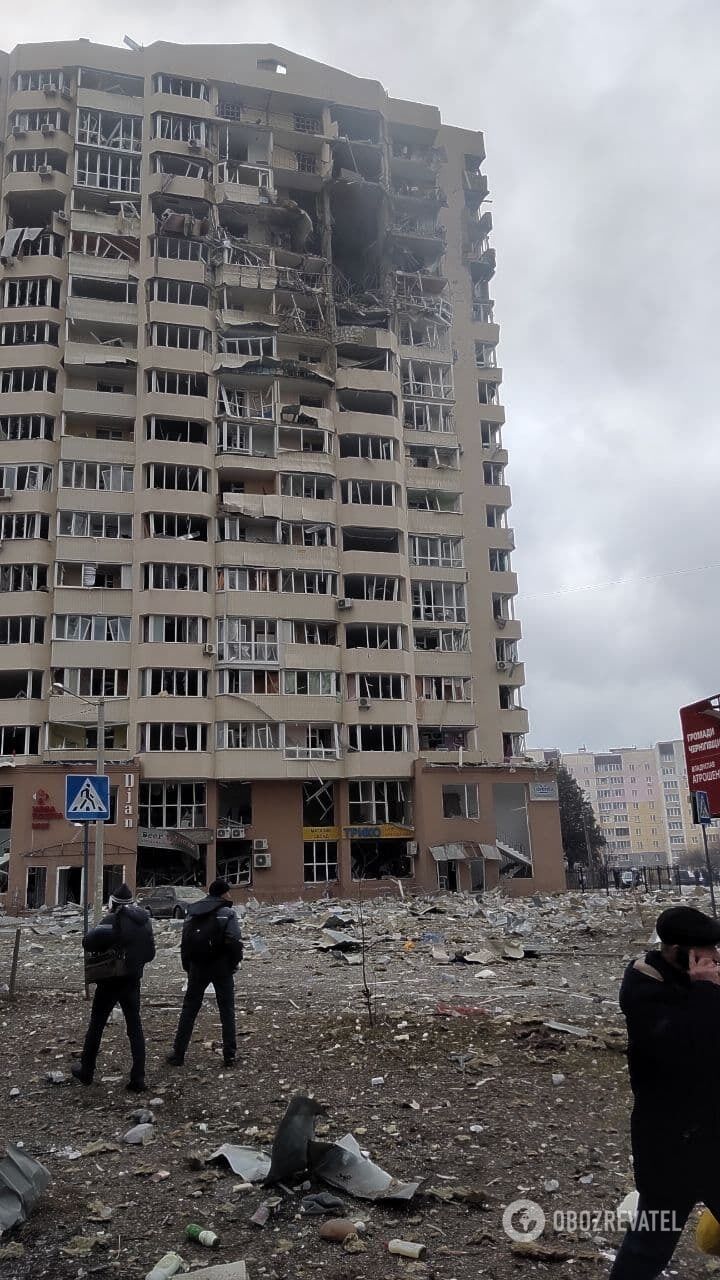 В Чернигове войска России ударили по жилым кварталам в центре города: сообщают о жертвах. Фото