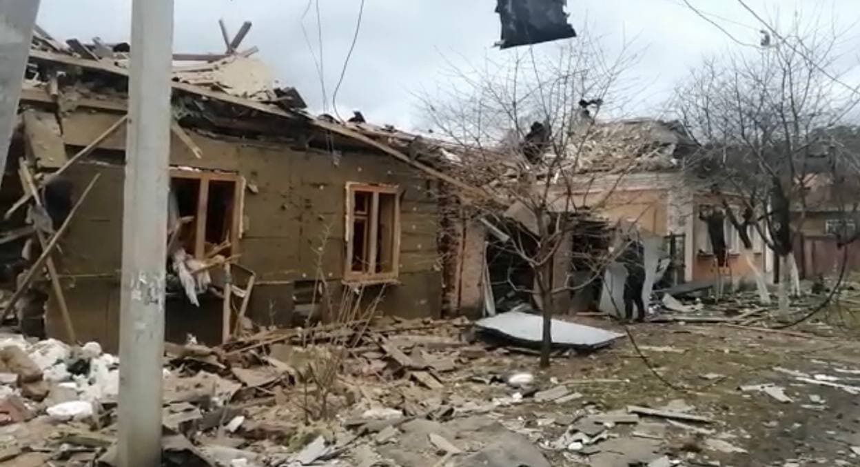 В Чернигове российская авиация атаковала две школы и частные дома: погибли 9 человек, четверо ранены. Фото и видео