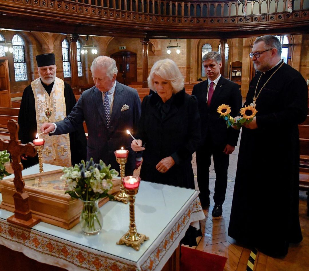 Принц Чарльз и Камилла посетили украинский собор в Лондоне и помолились за Украину