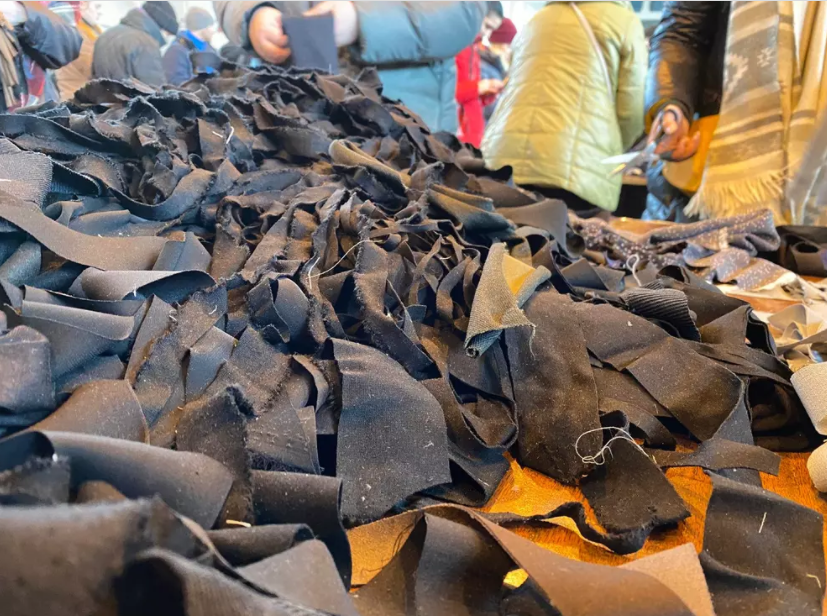 В Хмельницком люди сплотились и вместе плетут маскировочные сетки для теробороны и военных. Фото и видео