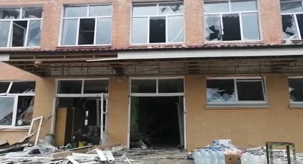 У Чернігові російська авіація атакувала дві школи та приватні будинки: загинуло 9 людей, четверо поранено. Фото і відео