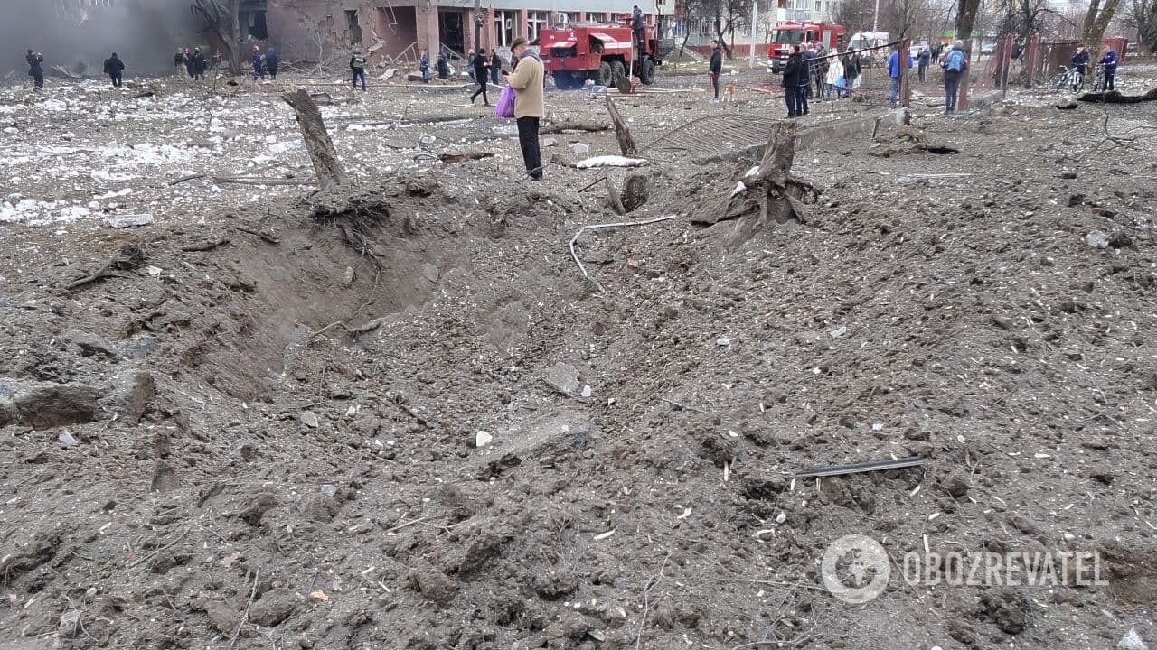 В Чернигове войска России ударили по жилым кварталам в центре города: сообщают о жертвах. Фото