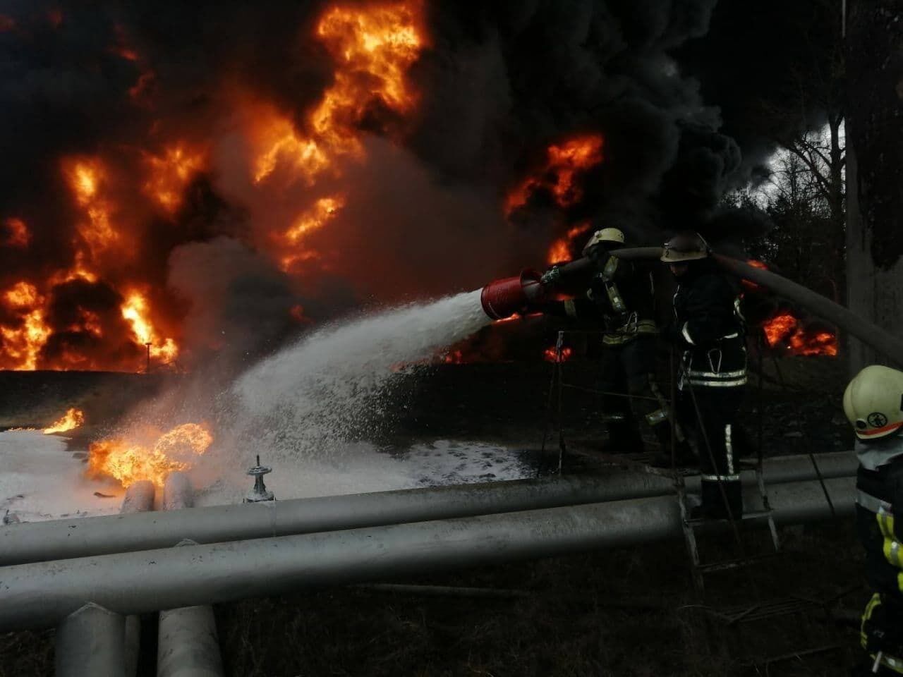 На місці пожежі працюють дев'ять одиниць техніки та 25 рятувальників
