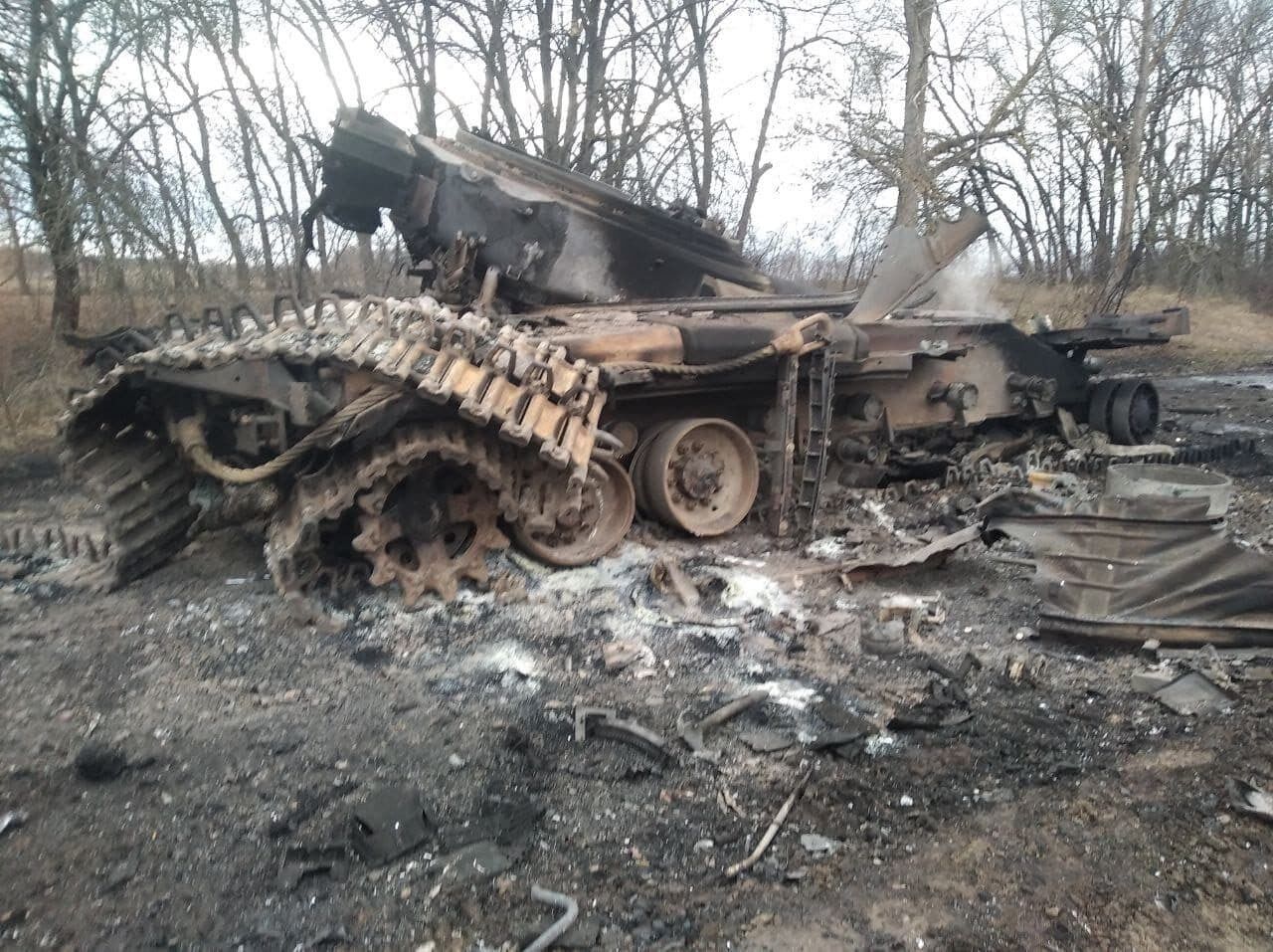 "Хто до нас із мечем прийде..." На Сумщині показали підбиту техніку росіян. Фото і відео